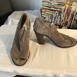Size 37.5 (US 7.5) Rag & Bone taupe suede open toe slides, stacked heel.